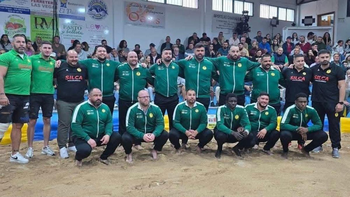 Formación del Almogarén minutos antes de comenzar la luchada.