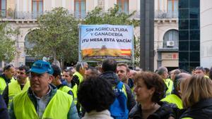 Los agricultores se concentran en la plaza del Pilar.