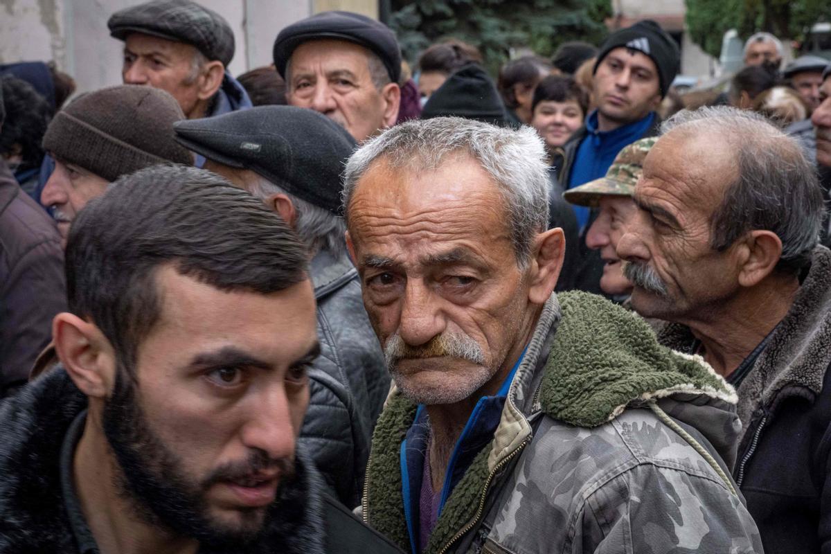 Colas de la población armenia de Stepanakert para conseguir comida. 