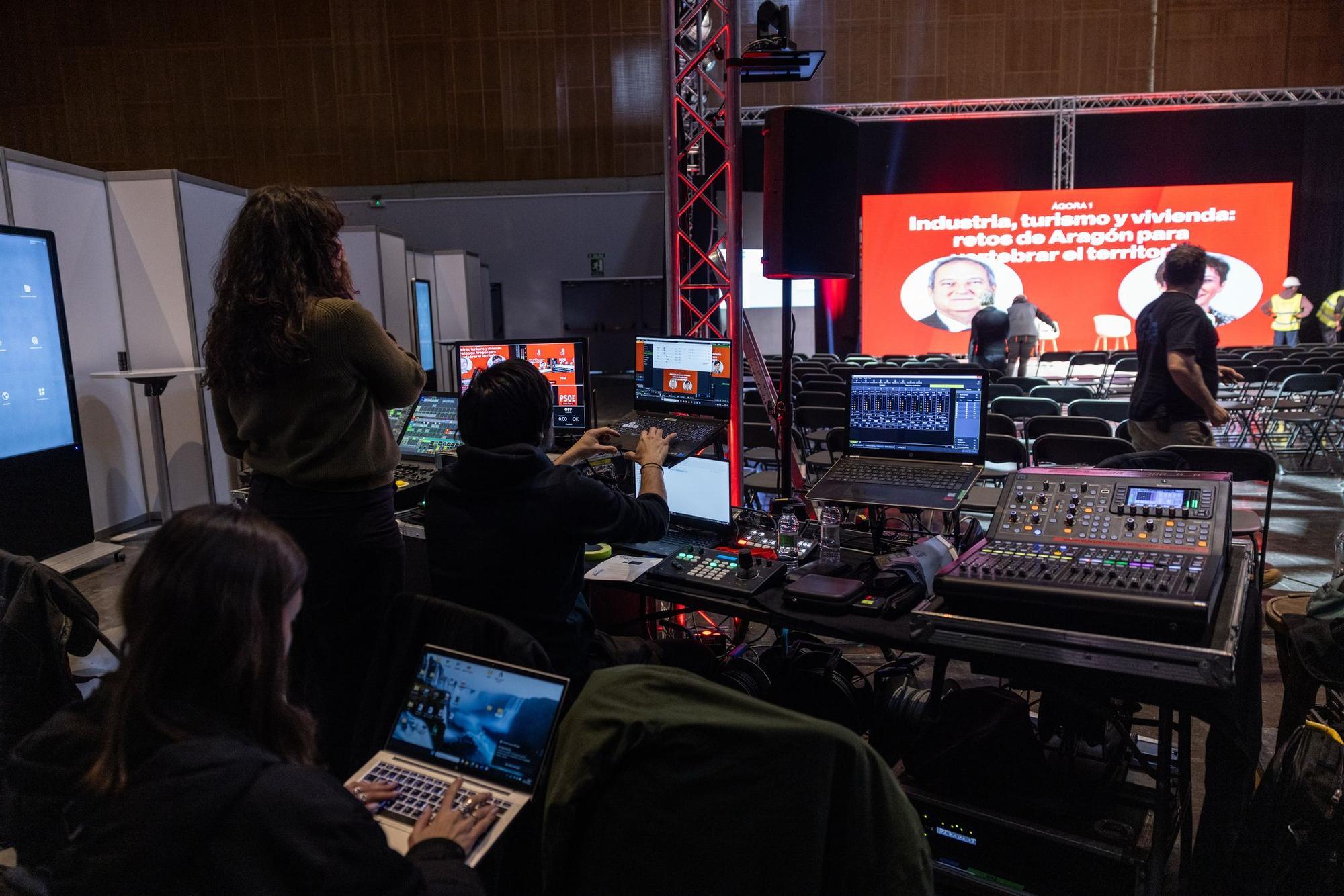 En imágenes | Zaragoza ya se prepara para el Congreso del PSOE Aragón