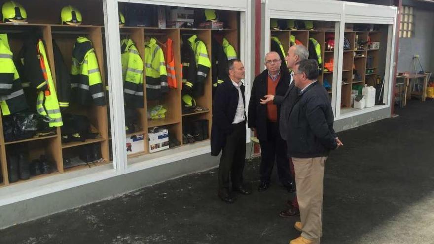 El portavoz del PP provincial, Agustín Hernández y el alcalde de Curtis, Javier Caínzos, ayer, en la base del GES.