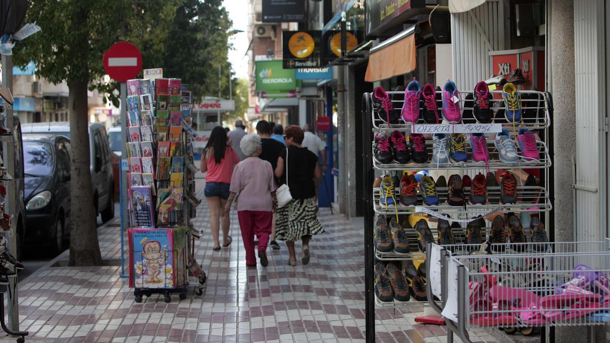 Calle comercial en Santa Pola, en imagen de archivo
