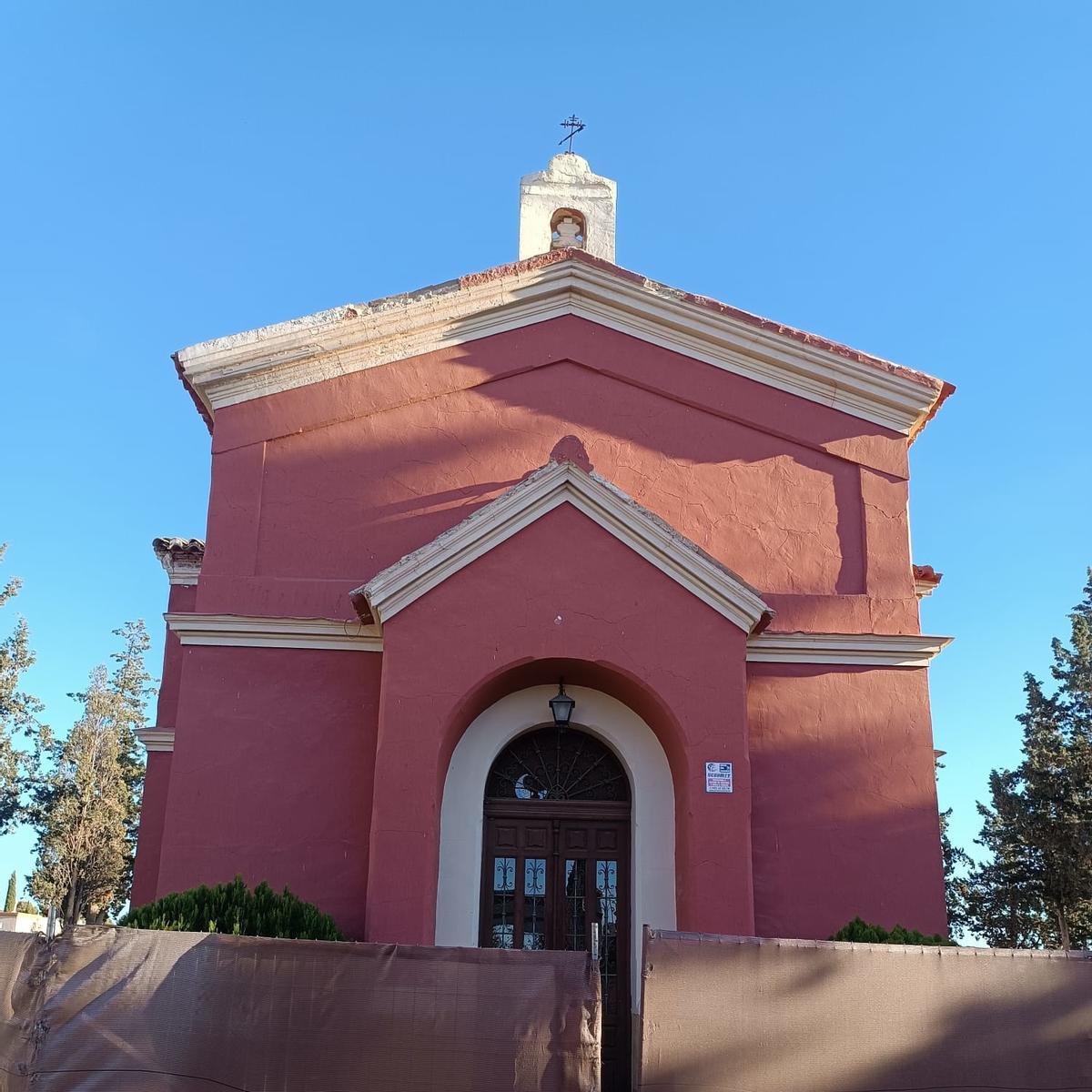 La fachada de la capilla del cementerio de Totana.