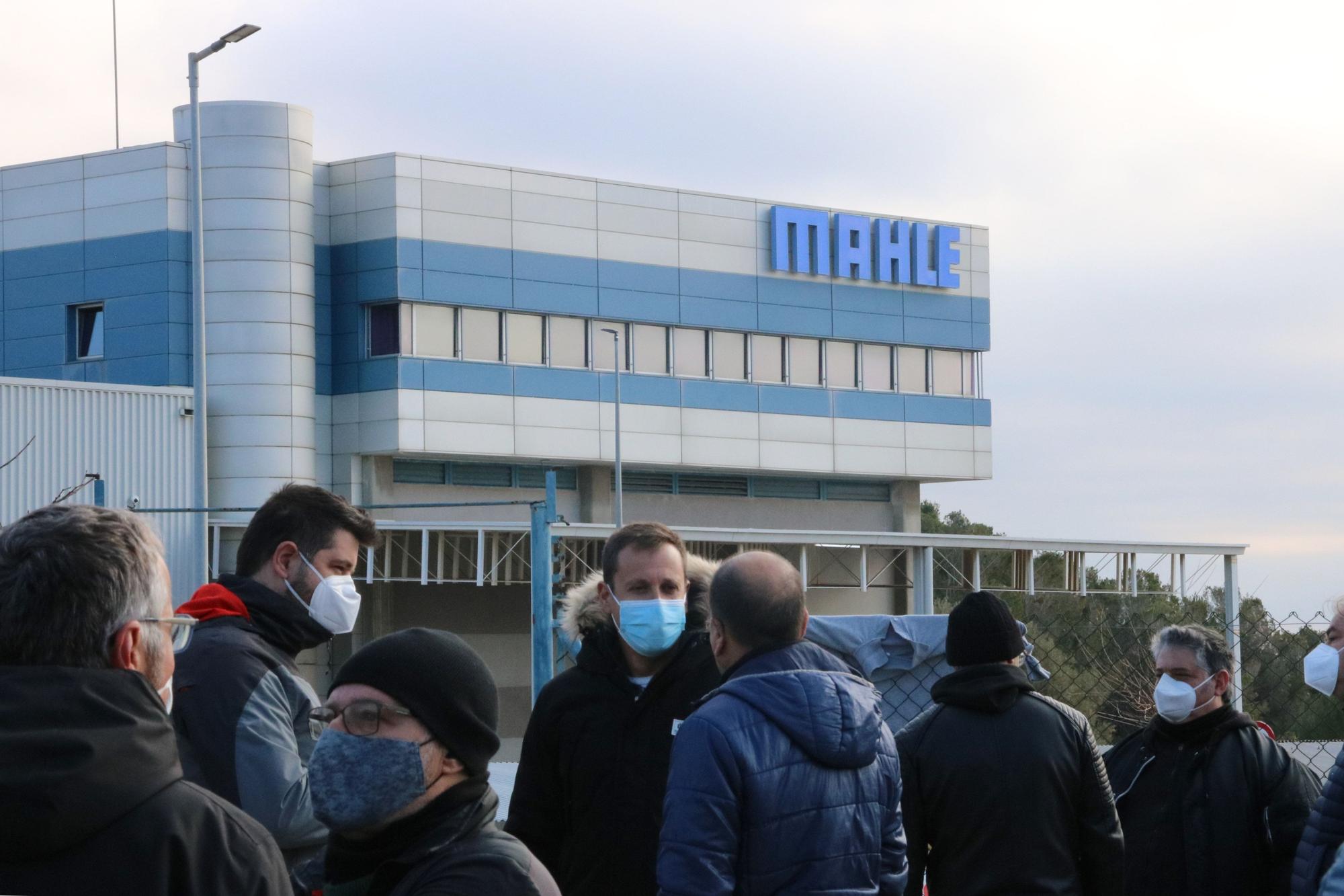 Trabajadores de Mahle concentrados ante la fábrica, en diciembre de 2021