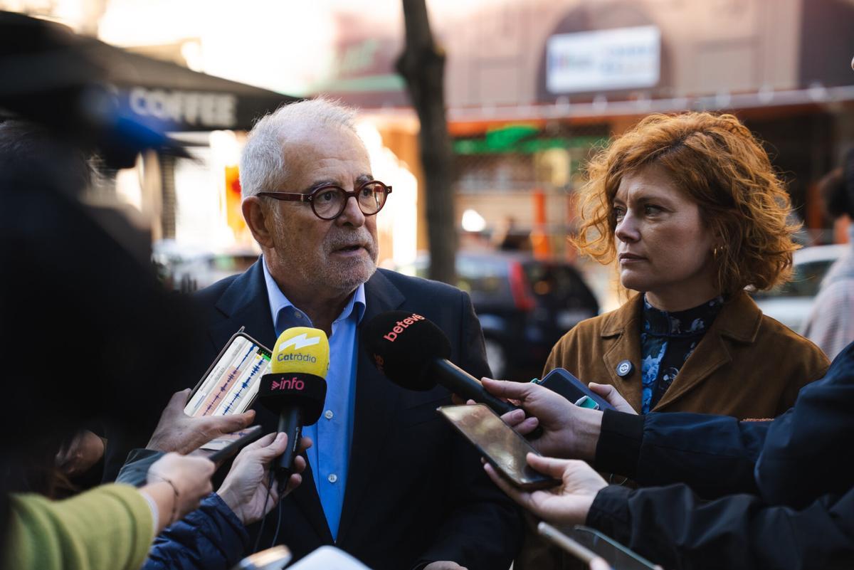 El teniente de alcalde de Vivienda de Barcelona, Jordi Valls, y la presidenta del grupo municipal de ERC, Elisenda Alamany, esta mañana.