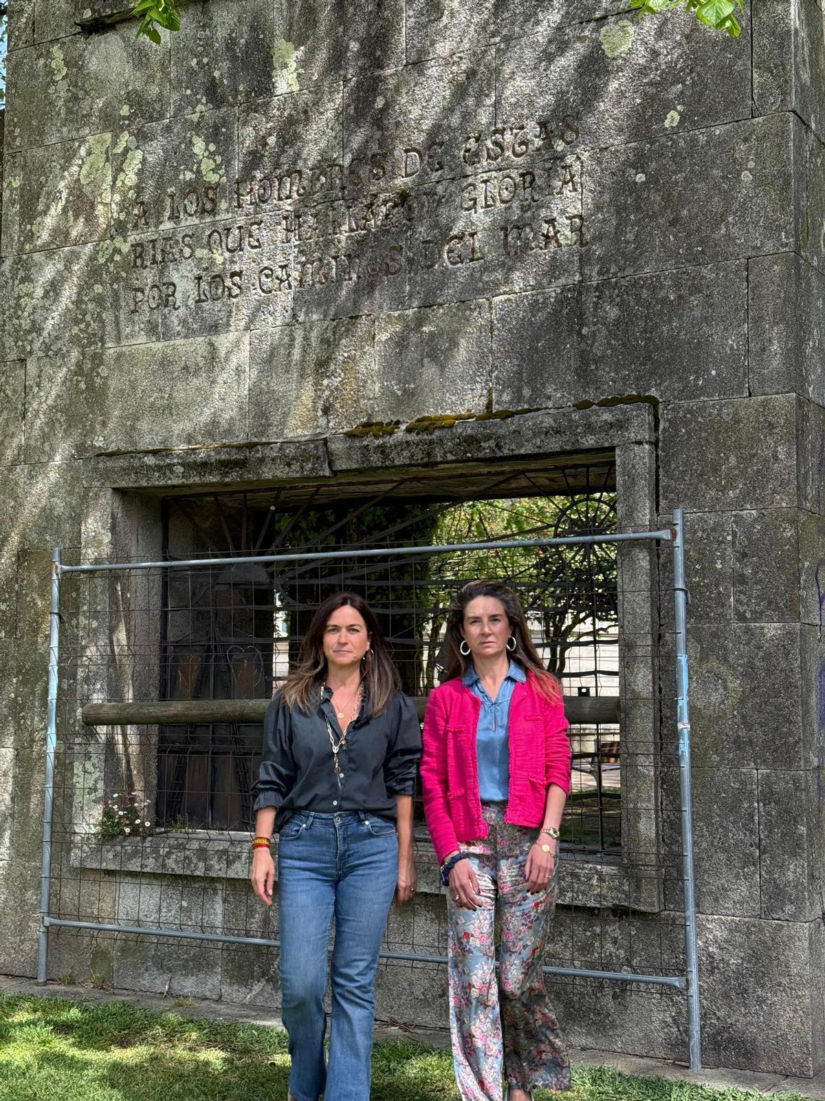 Las concelleiras Pepa Pardo y Silvia Junco en el Monumento a los Navegantes.