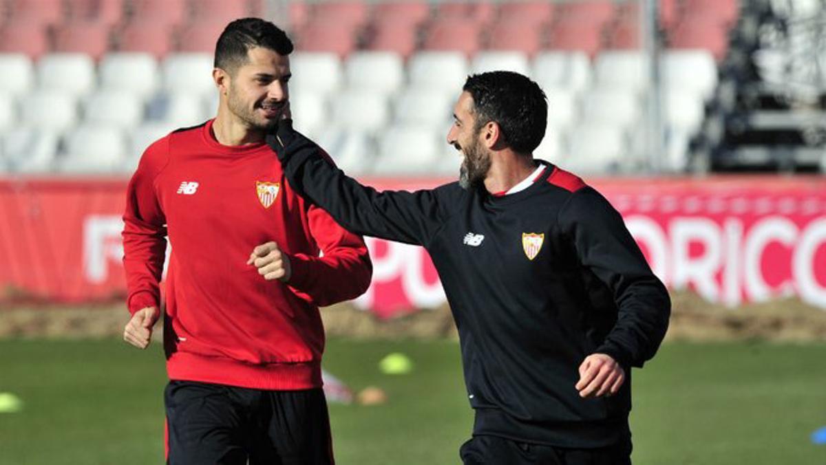 Pepe Conde, preparador físico del Sevilla, a la derecha