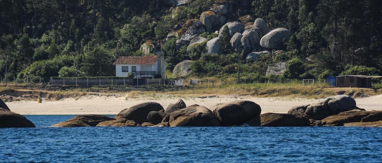 La zona que ocupa Adro Vello, entre el mar y la vivienda que se aprecia al fondo.