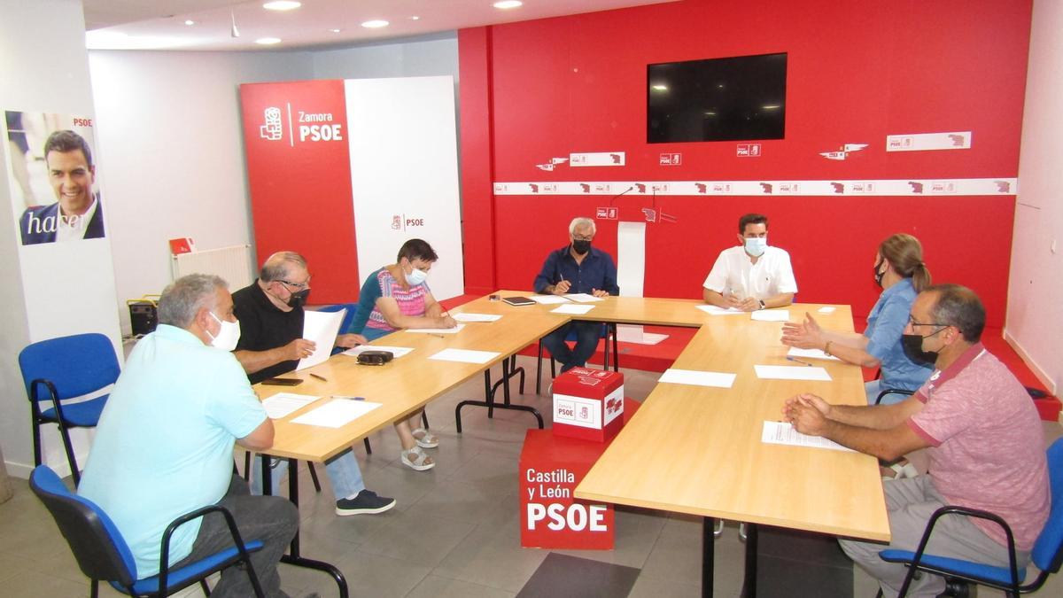 Reunión entre representantes del PSOE de Zamora y del colectivo Viriatos.