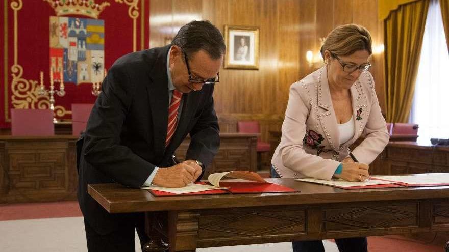 Manuel Vidal y Mayte Martín Pozo firman el convenio de colaboración, ayer.