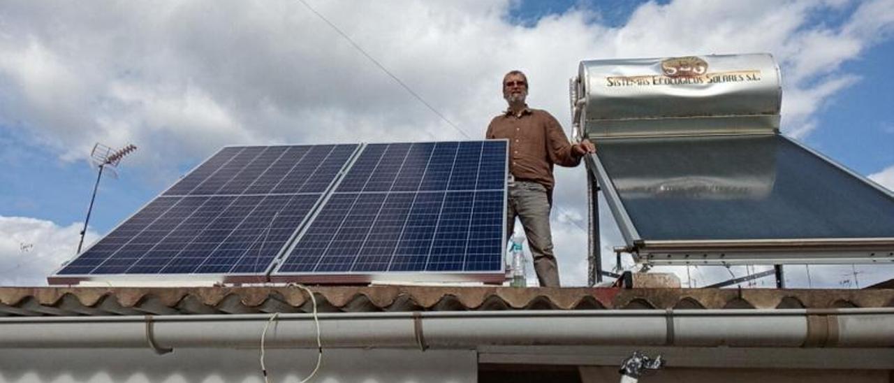 Domínguez, cuando instaló las placas solares en su casa.  | LEVANTE-EMV