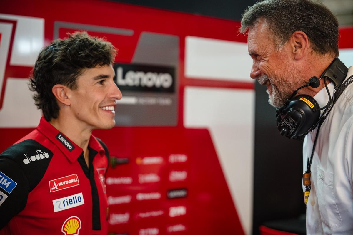 Marc Márquez (Ducati) bromea con Giorgio Barbier, máximo responsable de Pirelli MotoGP, en Brno.