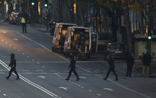 Empotra un coche con bombonas de butano en la sede del PP de Madrid.