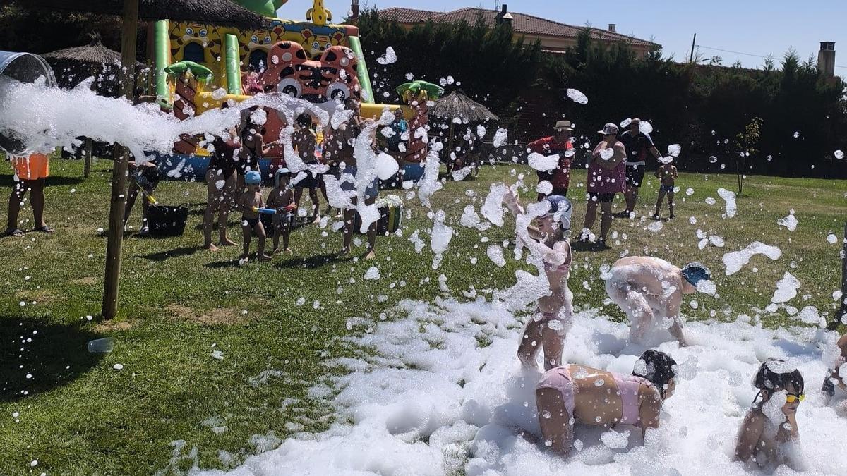 GALERIA | Fiesta de la espuma en San Cristóbal de Entreviñas