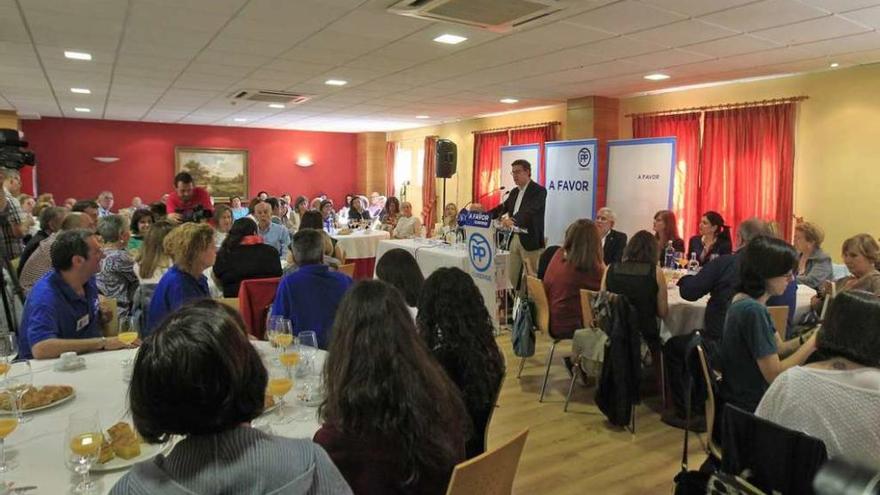 Núñez Feijóo, en el acto sectorial con entidades sociales de Ourense celebrado ayer en Aixiña. // J. Regal