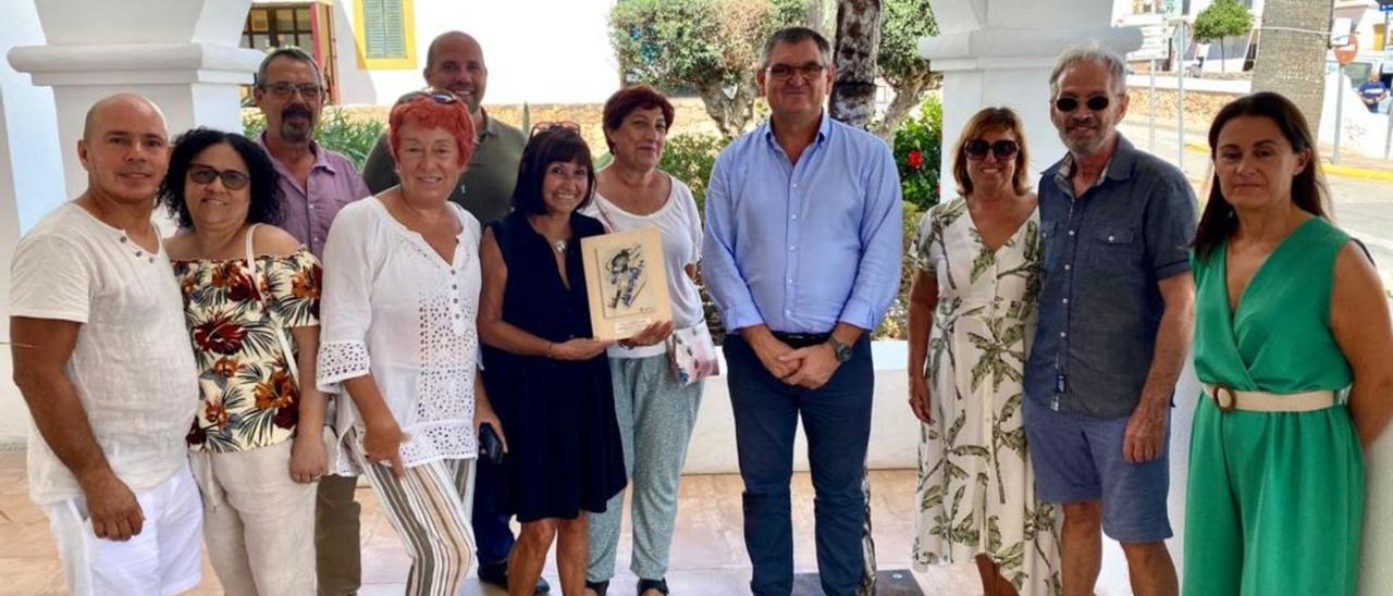 Familiares y representantes municipales, ayer, en la entreg a de la escultura en el porche del Ayuntamiento de Sant Josep. | ASJ/MARISOL BLAMEY