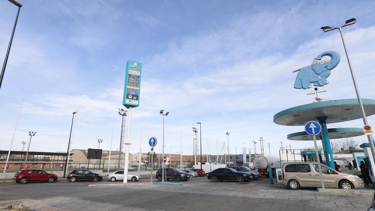 Una larga fila de coches espera su turno para repostar el combustible de su vehículo en la gasolinera Elefante Azul de la capital aragonesa, este viernes por la mañana.