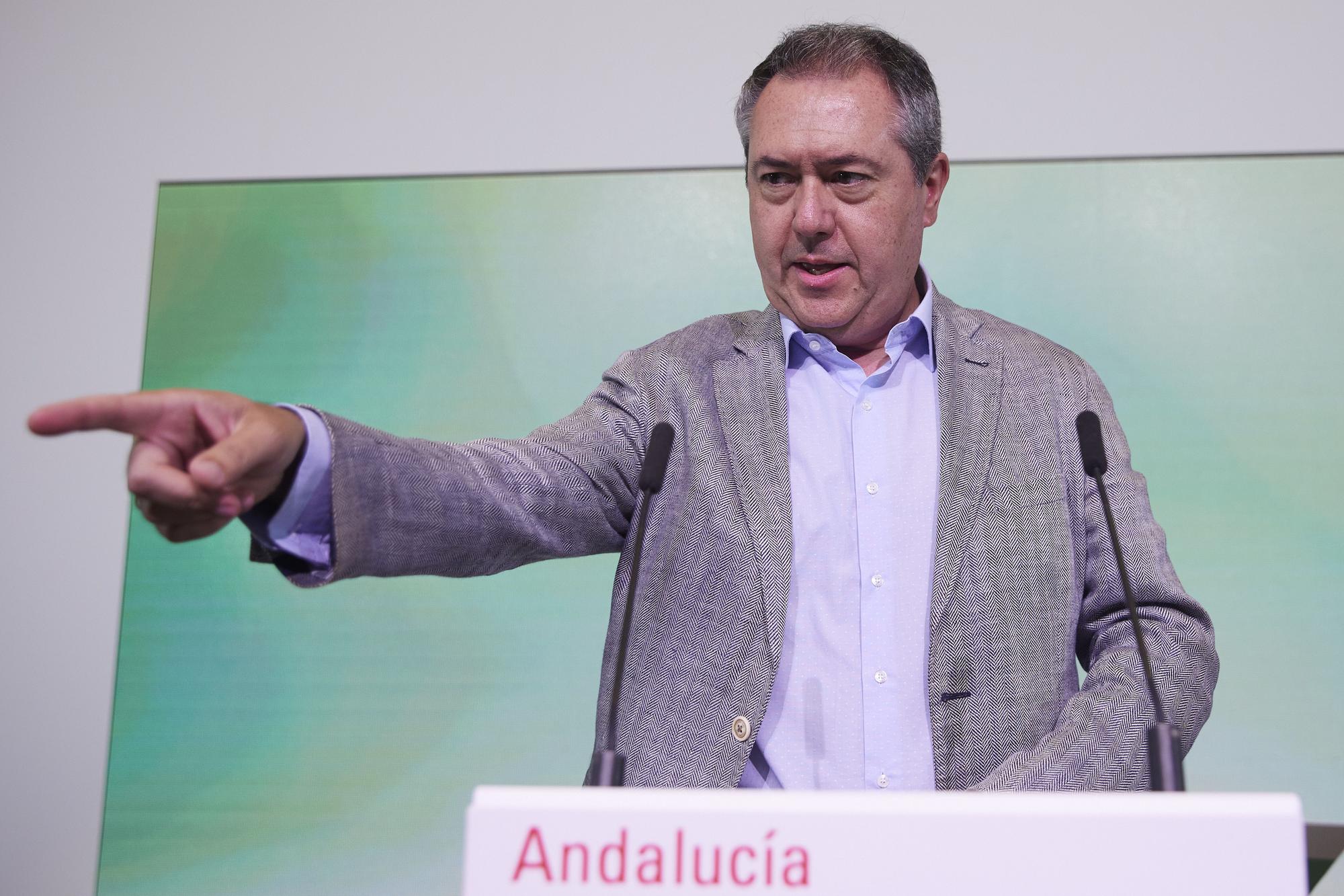 El secretario general del PSOE-A, Juan Espadas, comparece en rueda de prensa en la sede del PSOE-A, a 6 de julio de 2022 en Sevilla.
