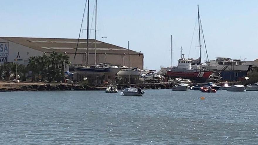 El Ayuntamiento pide retirar de inmediato las barcas fondeadas de forma irregular en Vatasa