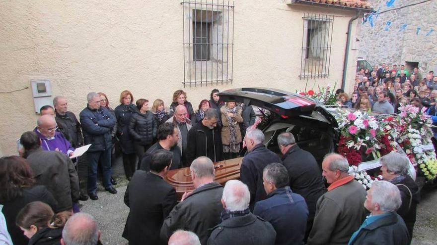 Los restos mortales de Eduardo Díaz Herrero a su llegada a la iglesia de Tielve, ayer.