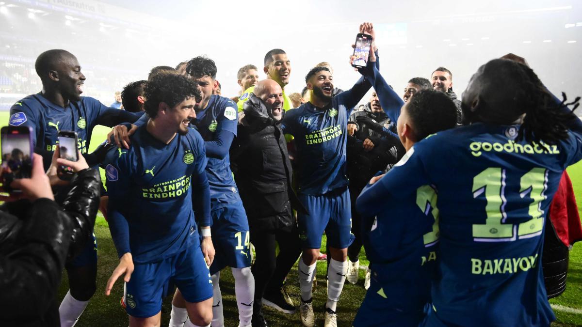 Los jugadores del PSV celebran el título de liga conquistado ante el Heerenveen