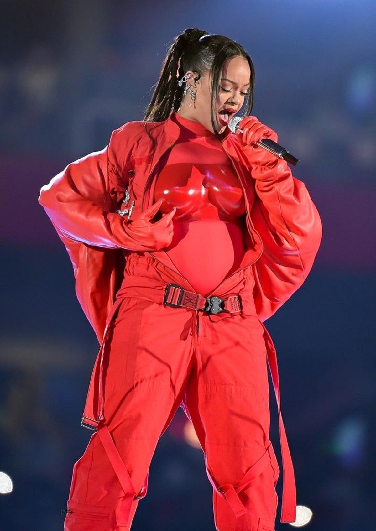 Rihanna deja al descubierto su segundo embarazo en la Super Bowl