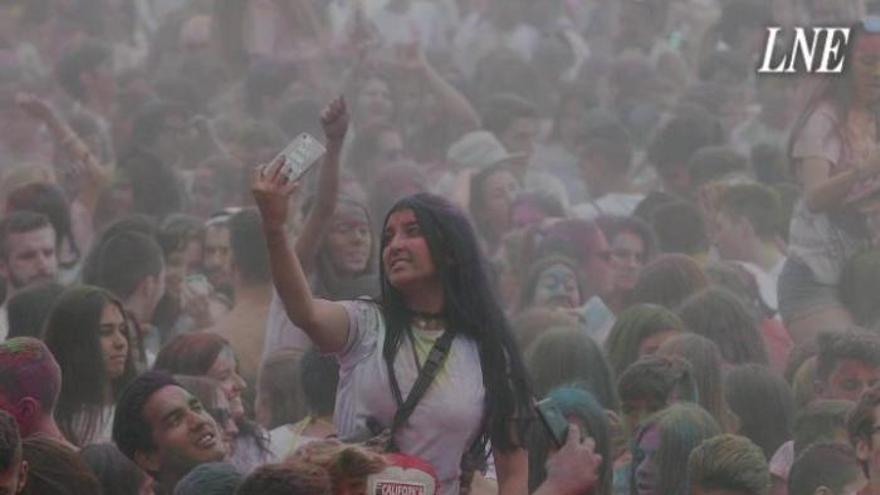 Avilés se tiñe de colores en la Holi Party