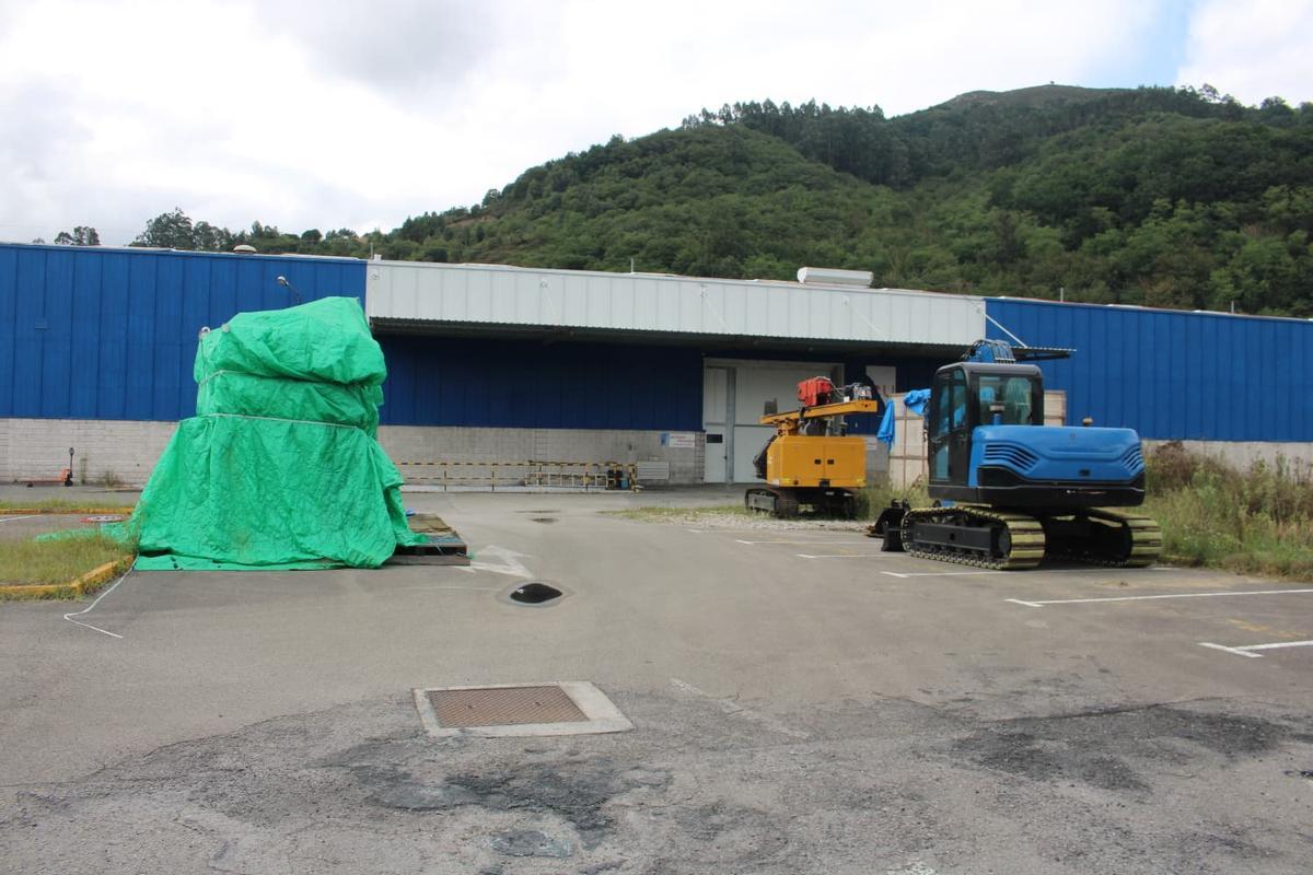 Máquinas en el exterior de las instalaciones, este lunes.