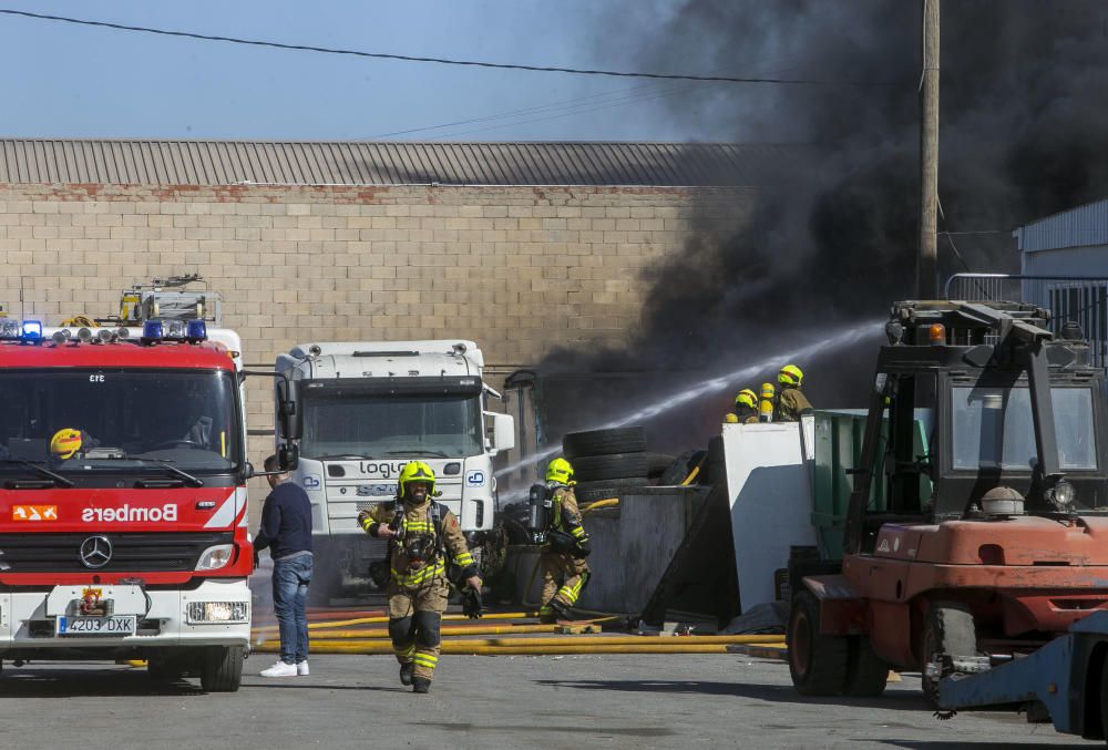 Más de 30 bomberos participan en la extinción del fuego