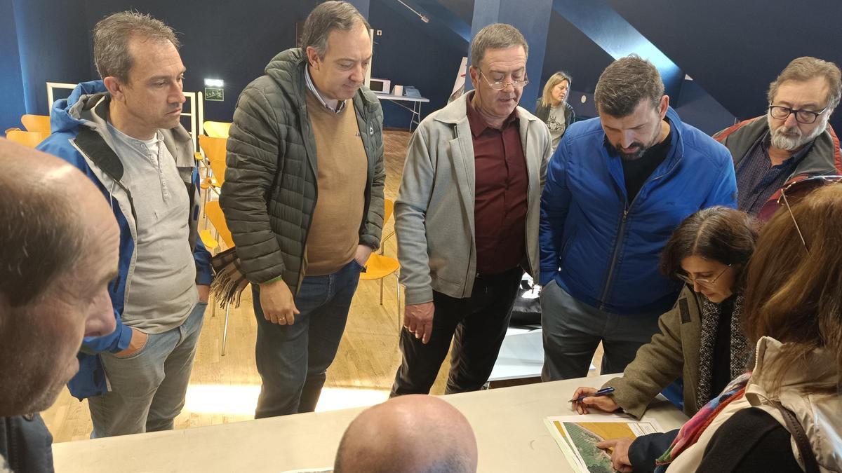 Por la izquierda, Ovidio Zapico, Alejandro Vega, el concejal Marcos Ortiz, Jonatan Meana (IU), Aníbal Villa (IU) y Laura López, durante la presentación del proyecto.