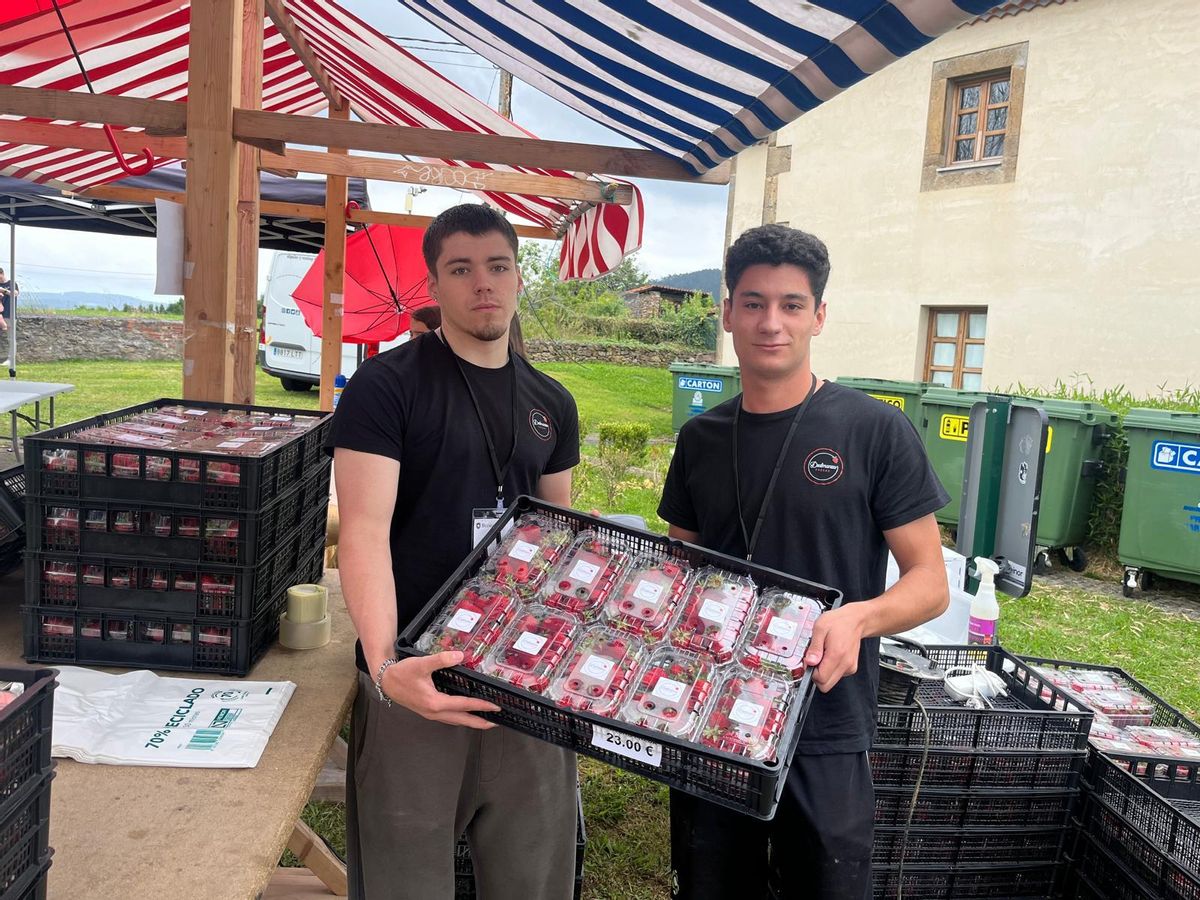 Nicolás Rodríguez y Hugo Albalá, con fresa de Almanza, en Grullos.