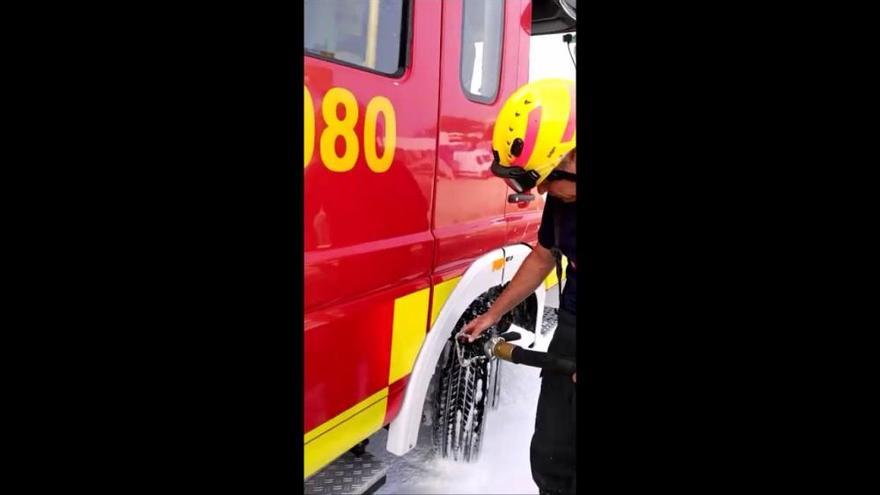 Los bomberos extinguen un incendio en su propio vehículo