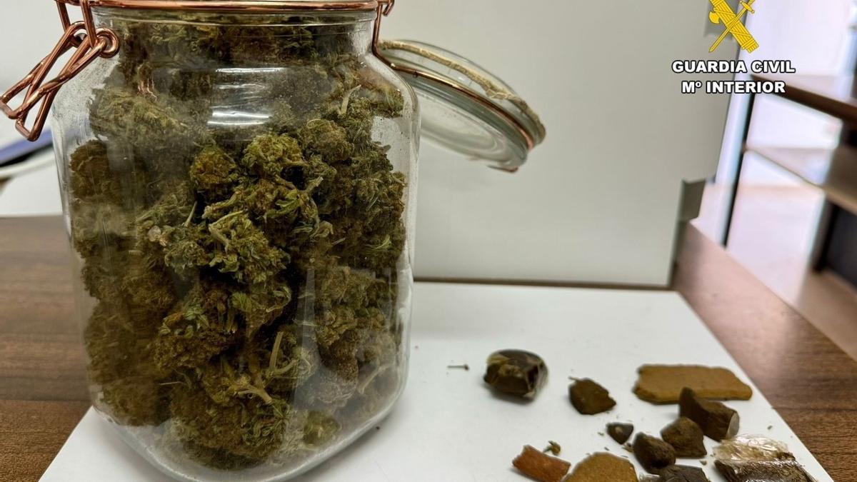 Las sustancias que incautó la Guardia Civil.