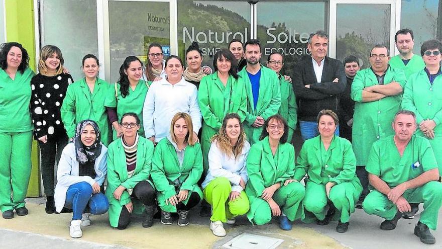 Parte de la plantilla de Natural Solter, la firma de cosmética ecológica radicada en Pedreguer.