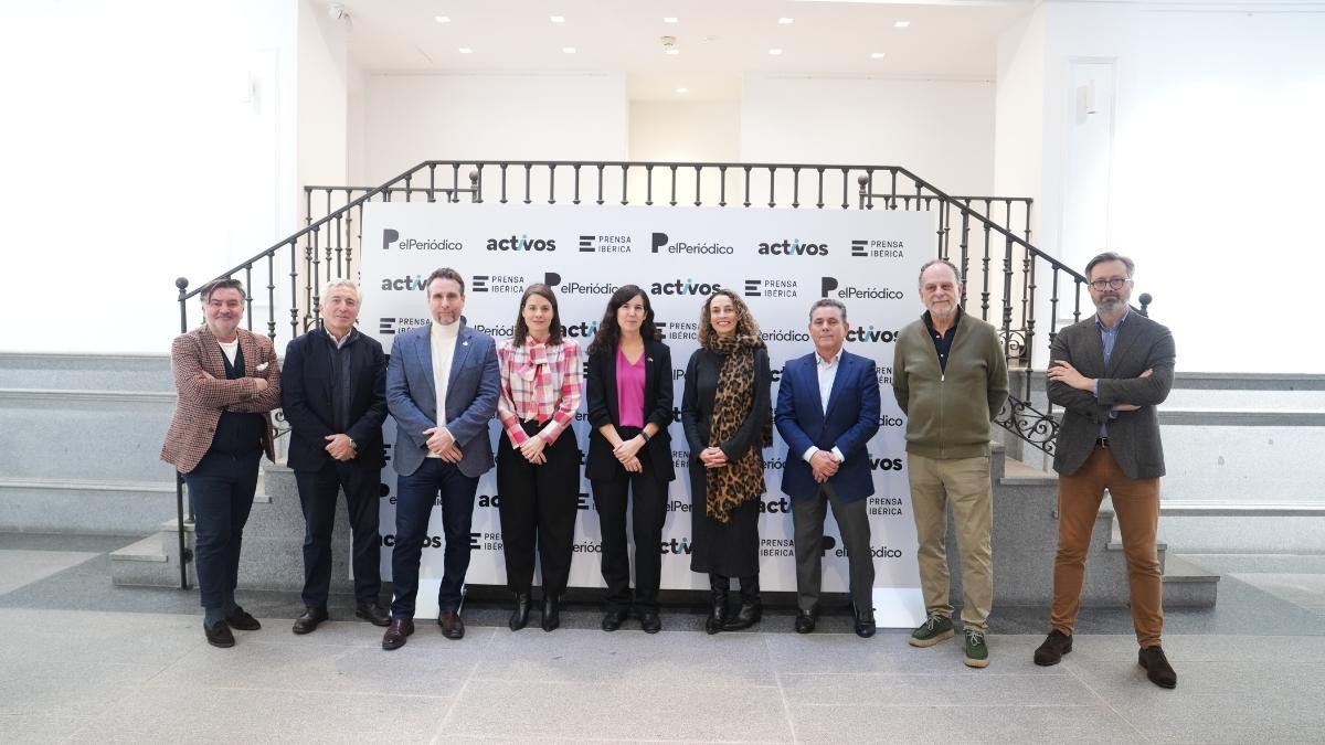 De izquierda a derecha, Tomás Matesanz, director de Estrategia y Asuntos Públicos de la agencia Marco; Julio Lema, director de Marketing de Recyclia; José Guaita, socio fundador de HEURA; Sandra Anguiano, directora de Asuntos Públicos de Ecovidrio; Paula Ceballos, analista política de la Comisión Europea en España; Mayca Bernardo, directora de Comunicación de Envalora; Román Martín, director de Relaciones Institucionales de Signus Ecovalor; Mariano Martínez Cepa, presidente de la Fundación Economía Circular; y Rafael Serrano, director de Asuntos Públicos y Comunicación de Ecolec.