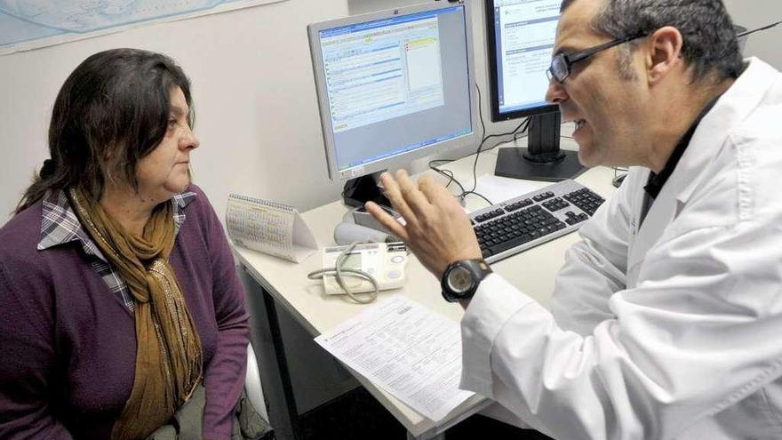 Un médico explica a una paciente los detalles de su proceso.