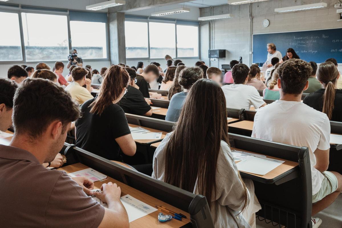 Alumnos de Bachillerato haciendo la selectividad en la UIB.