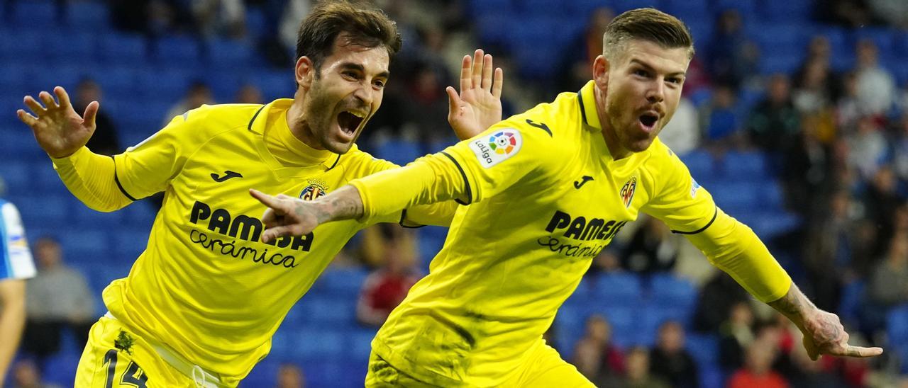 Alberto Moreno (d), que hizo el pase de la muerte del tanto del 0-1, celebra el gol del Villarreal con Trigueros.