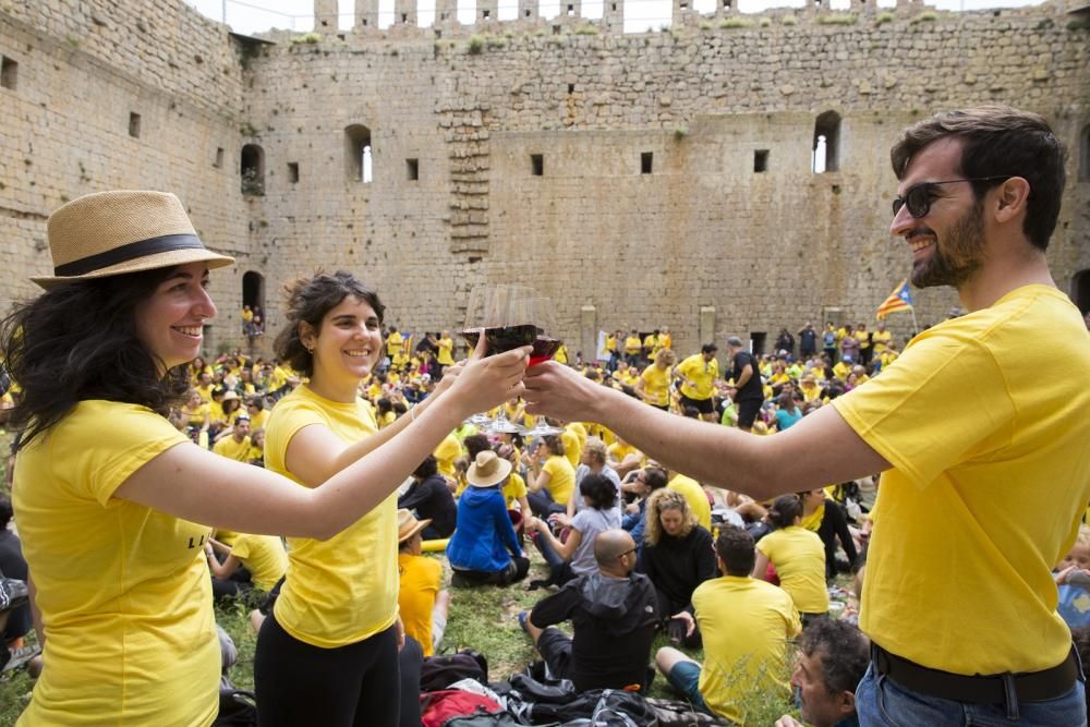 Més d'un miler de persones tenyeixen de groc el Castell del Montgrí en la inauguració del Festival Ítaca