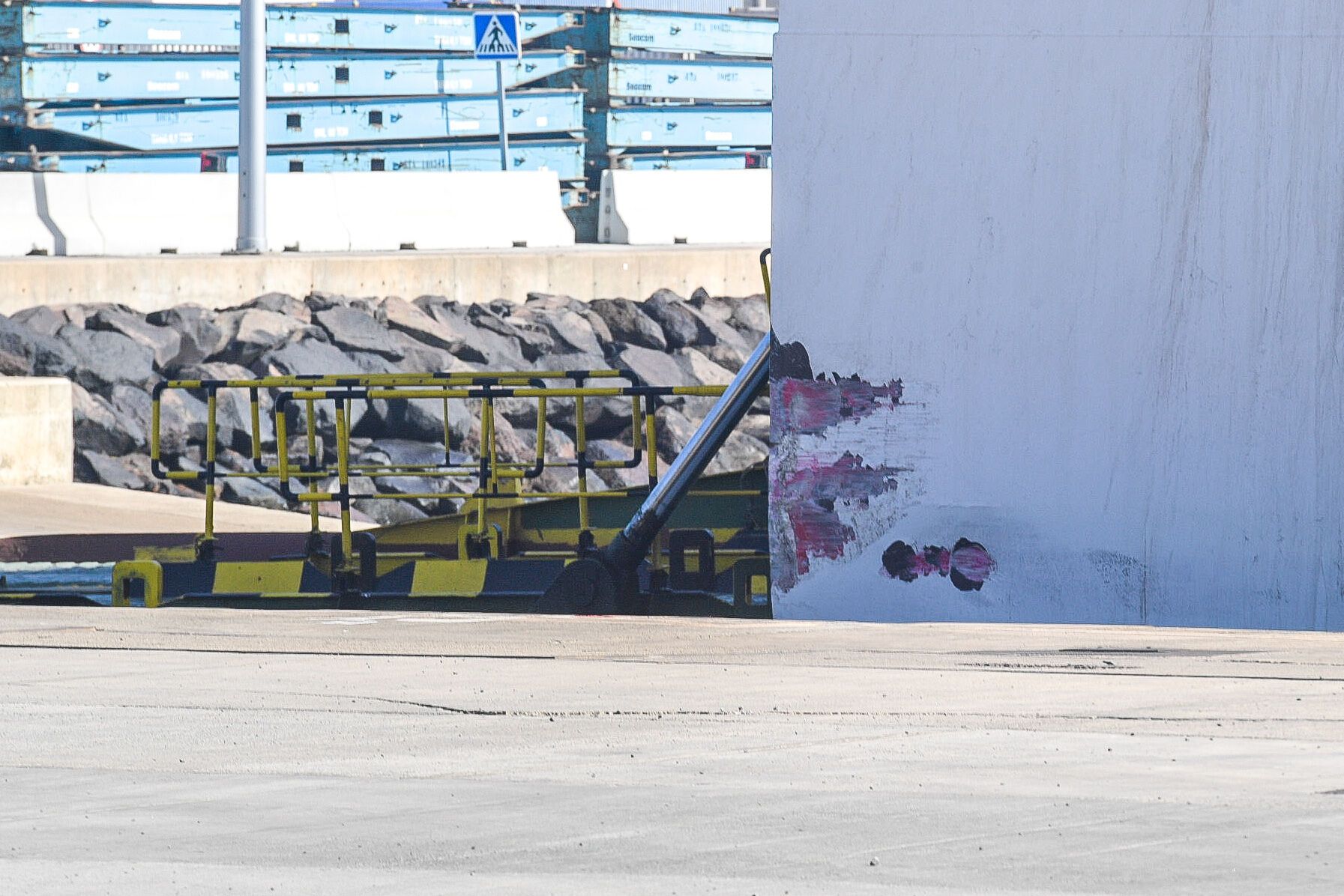 Un barco de Naviera Armas-Trasmediterránea impacta contra un muelle en el Puerto de Las Palmas