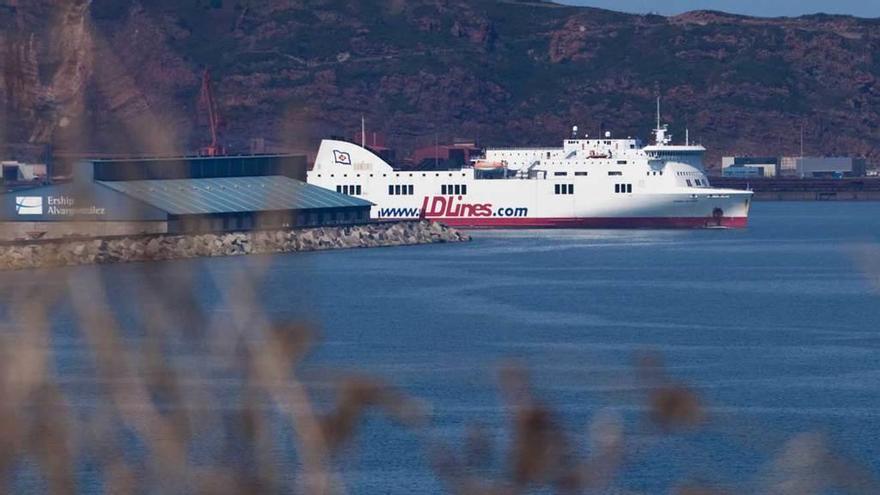 Una de las últimas salidas de El Musel de uno de los barcos de la autopista del mar de LD Lines, en septiembre de 2014.