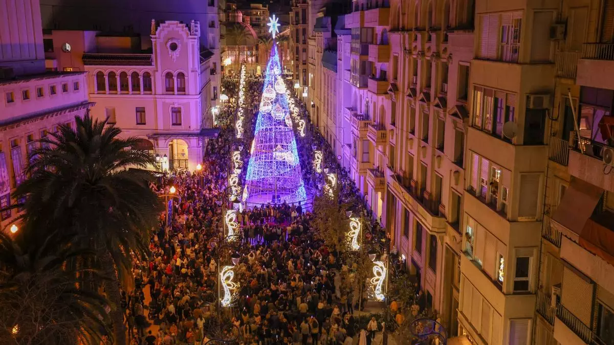 Así se viste la Navidad en Alicante: 2,6 millones de luces led y un árbol de 18 metros