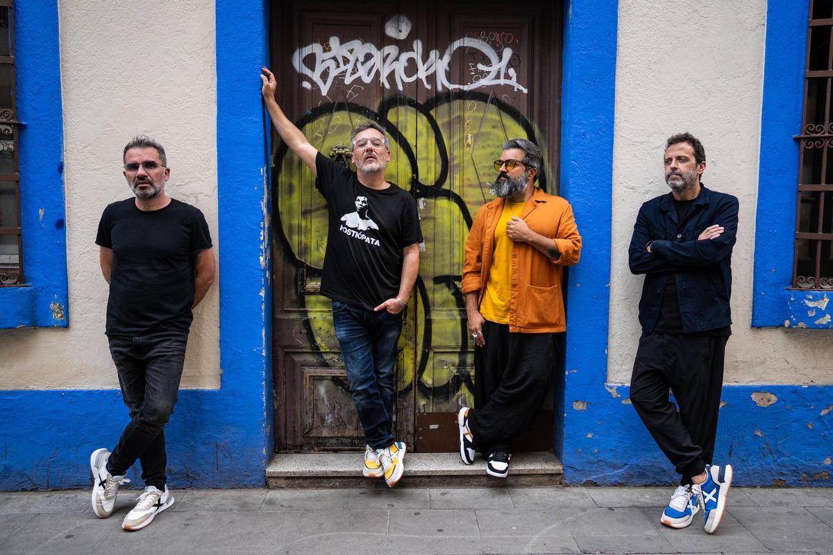 El grupo Love of Lesbian posa para EL PERIÓDICO en las calles del barrio de Gràcia.