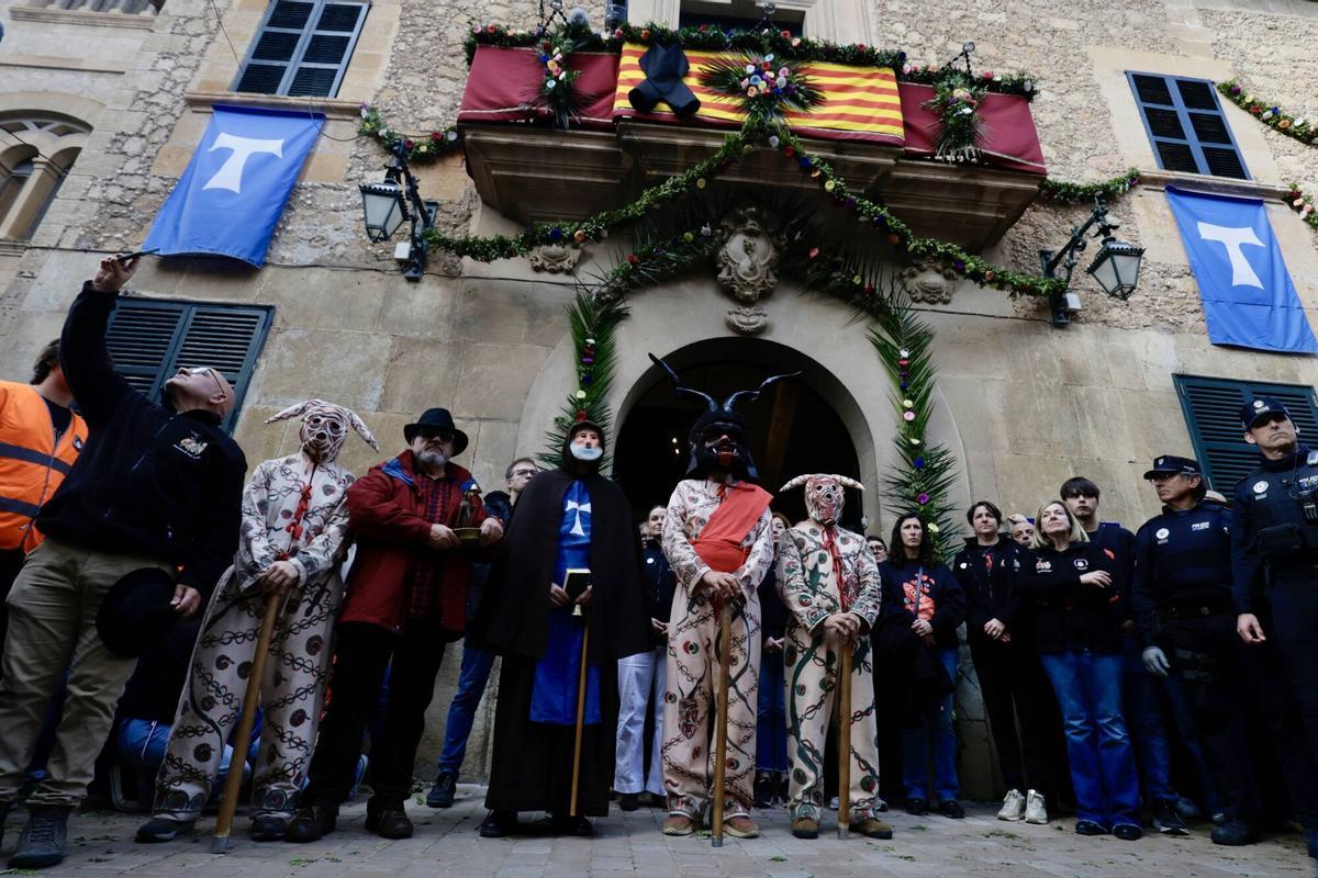 Un Sant Antoni amable y respetuoso llena Manacor de fiesta y humo
