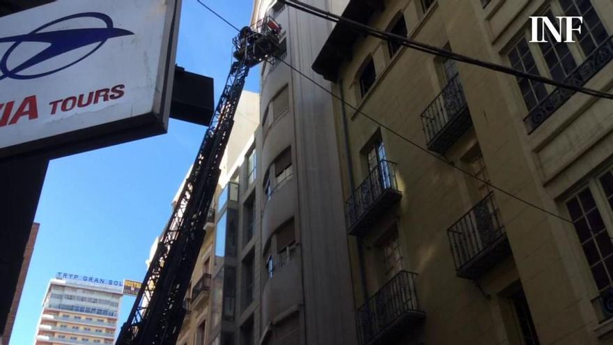 El rescate de una mujer obliga a cortar el tráfico en la calle San Fernando de Alicante