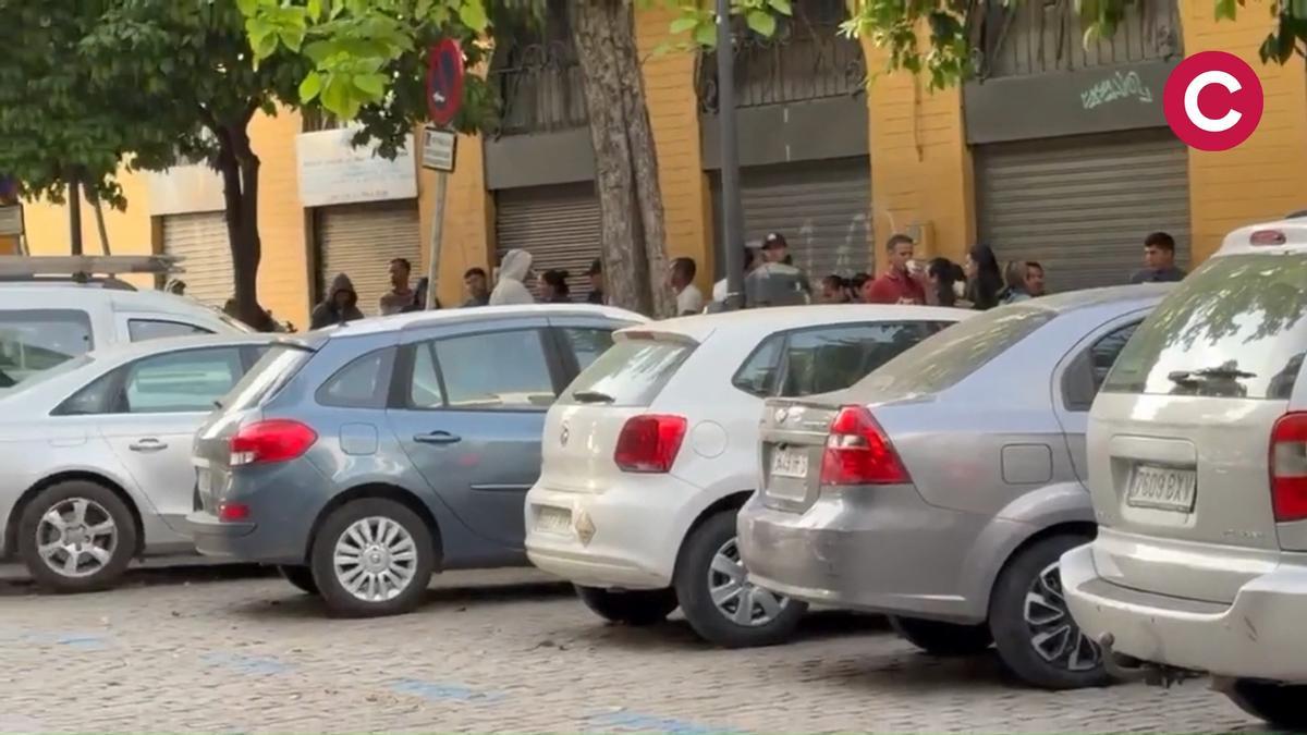 Vídeo | Largas colas en la oficina del Registro General del Ayuntamiento de Sevilla por la regularización de inmigrantes