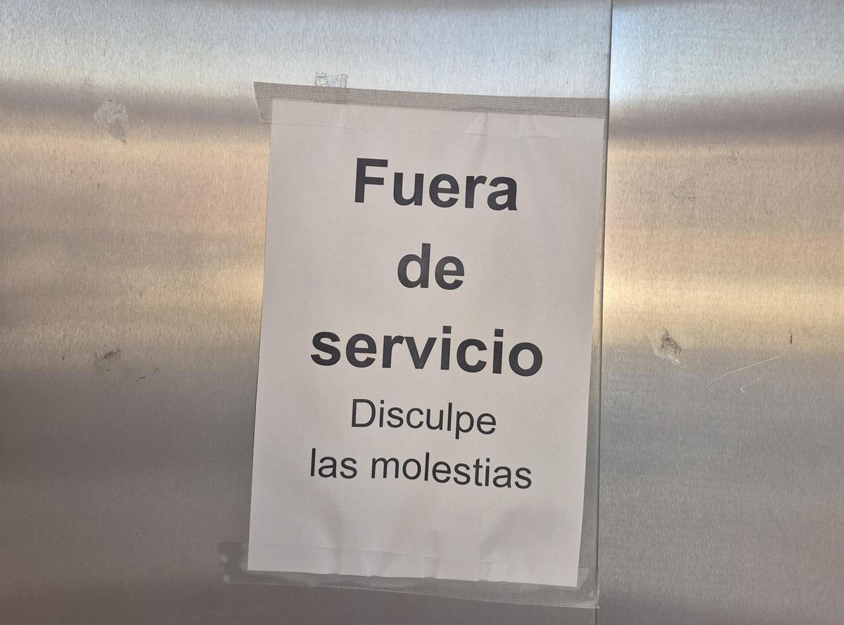 Cartel avisando de que el ascensor no funciona.