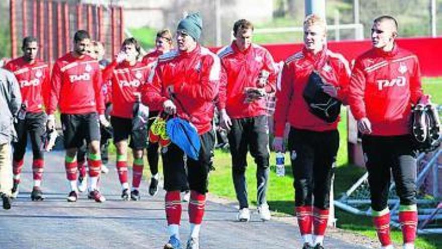 Los jugadores del Lokomotiv, ayer, camino del campo de Mareo.