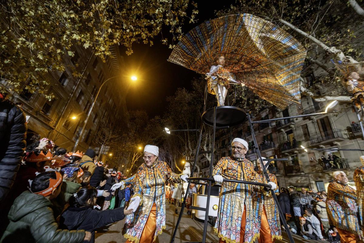 Miles de personas colman la costa de Barcelona para dar la bienvenida a los Reyes Magos