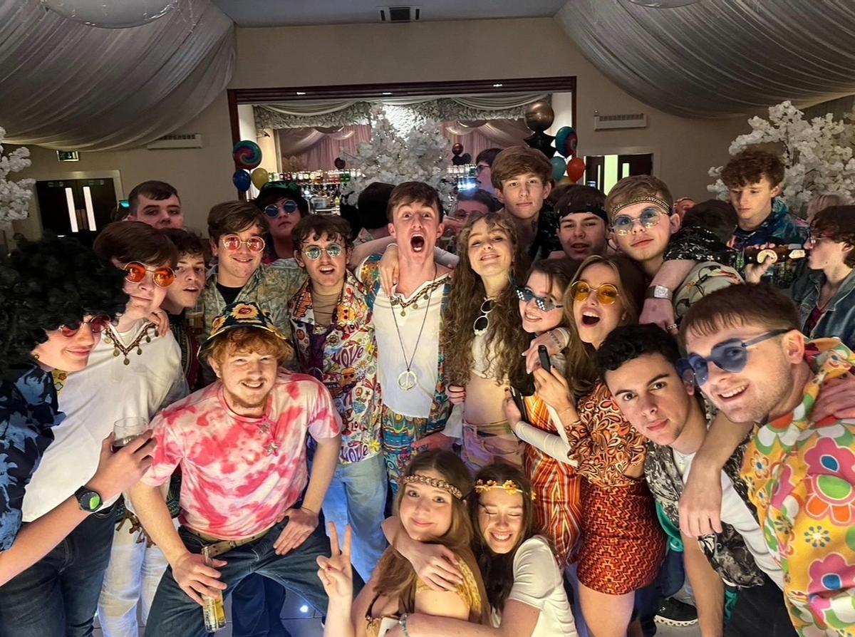 Harrison Hanley, junto a amigos y compañeros durante una fiesta temática en Liverpool.